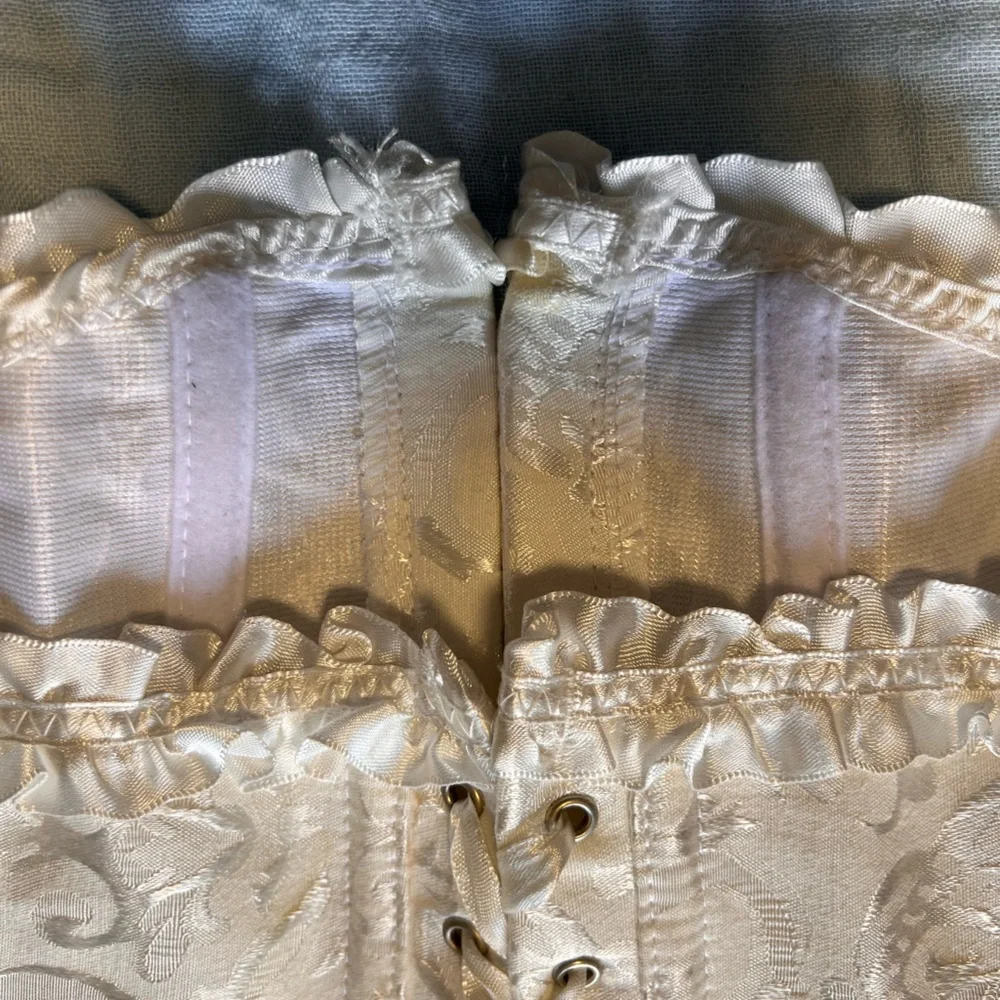 Women’s Vintage White French Lace Corset - Picture 4 of 8